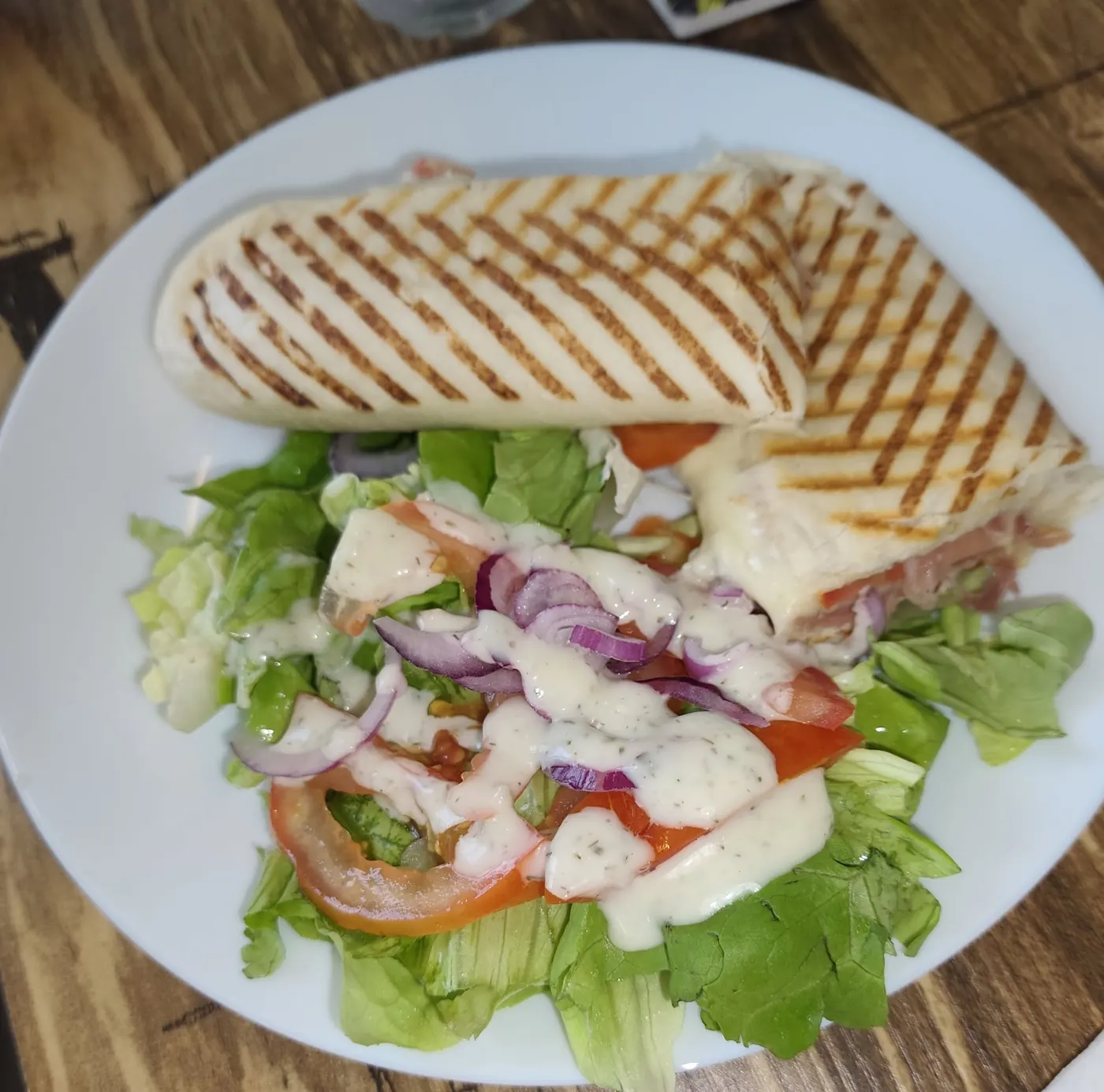 Panini grillé en assiette avec crudités